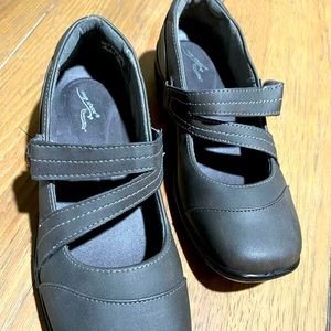 Easy Street Comfort Wave Round Toe Mary Janes